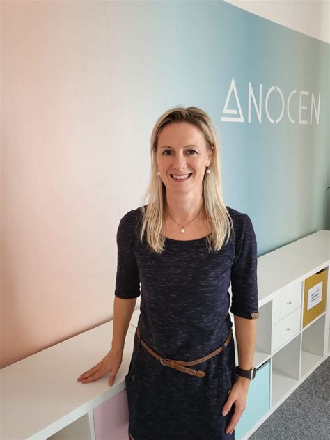 Ing. Alena Rokonalová preberá ocenenie