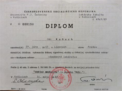 Absolventka vysokej školy držiaca diplom