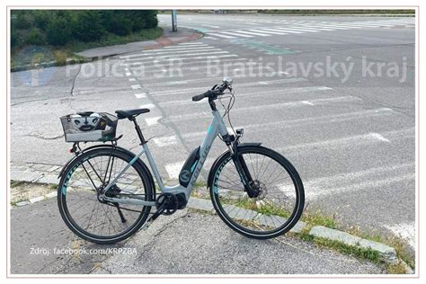 Ilustrácia: Senior na elektrobicykli v prírode
