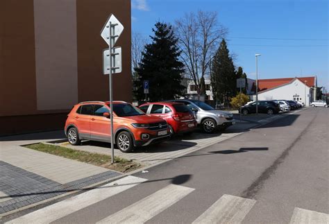 Ľudia na invalidných vozíkoch vo verejnom priestore