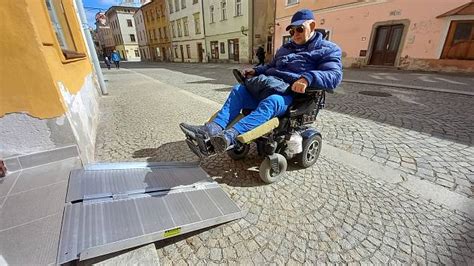 Osoba na invalidnom vozíku v zime s ochrannými pomôckami