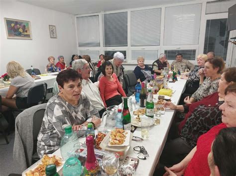 Šťastní seniori v spoločenskej miestnosti denného stacionára