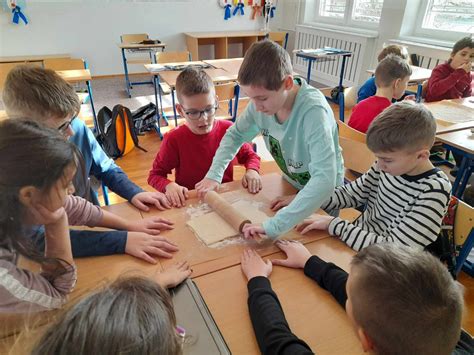 Žiaci pri pracovnom vyučovaní v dielni