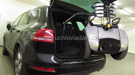 Zariadenia na nakladanie invalidného vozíka do auta