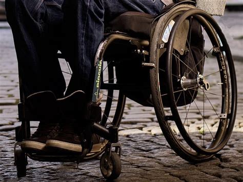 Starší muž sediaci na invalidnom vozíku v interiéri