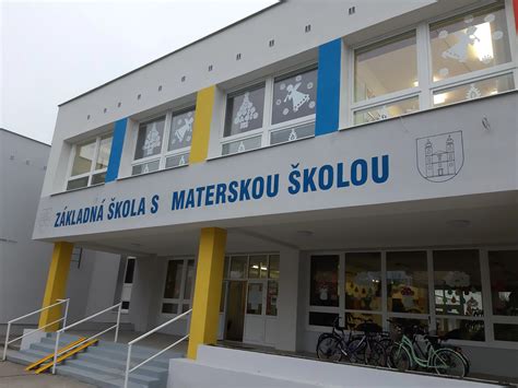 Rodič s dieťaťom pred materskou školou