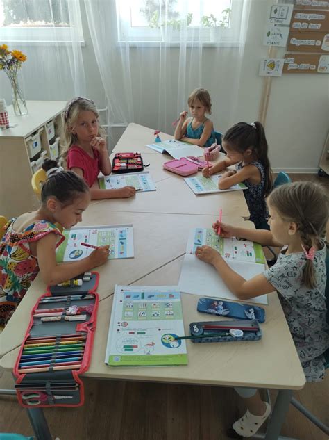 Študent s mentálnym postihnutím a učiteľ pri vyučovaní matematiky
