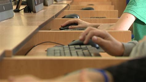 Žiaci v špeciálnej učebni pri práci s počítačmi