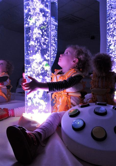 Dieťa počas bazálnej stimulácie s terapeutom