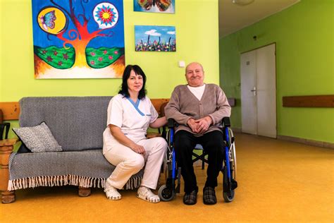 Personál hospicu pri starostlivosti o pacienta