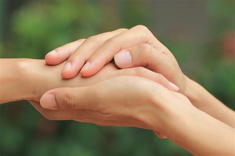 Sociálna pomoc - ruka podávajúca pomocnú ruku inému človeku