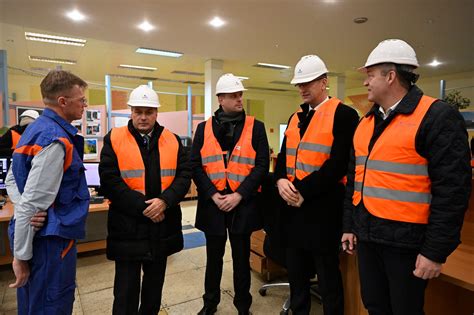 Zamestnanec relaxujúci počas prestávky v práci