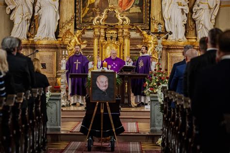 Ilustračná fotografia smútiacich ľudí na pohrebe