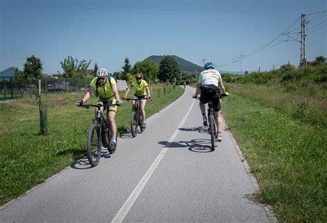 Velodróm s dráhovými cyklistami