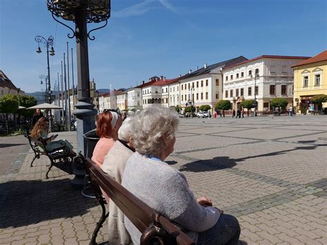Ilustračná fotografia dvoch opatrovateliek rozprávajúcich sa
