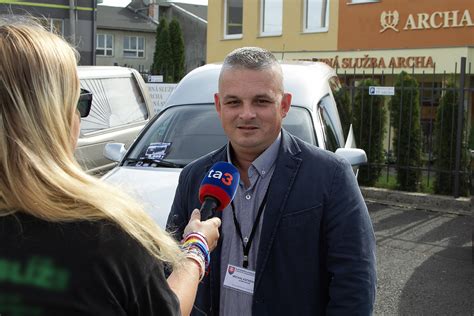 Ilustrácia: Osoba telefonujúca s pohrebnou službou