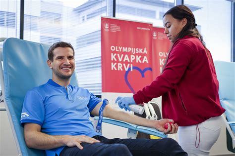 Ilustrácia - Zamestnanec pri darovaní krvi