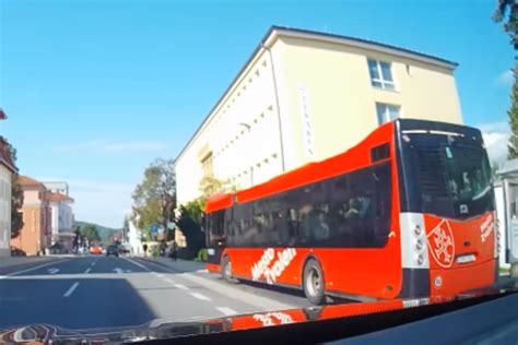 Rodina cestujúca autobusom