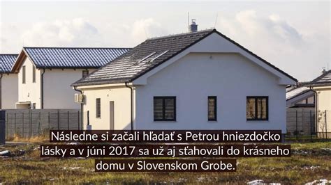 Manželia sa hádajú pred domom, symbolizujúc problémy s bývaním po rozvode.