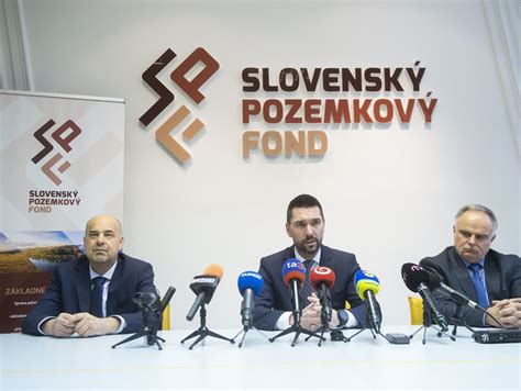 Logo Slovenského pozemkového fondu a budova jeho sídla