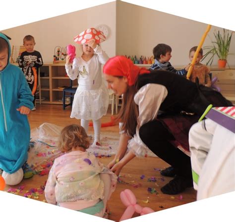 Opatrovateľka s deťmi pri kreatívnych aktivitách
