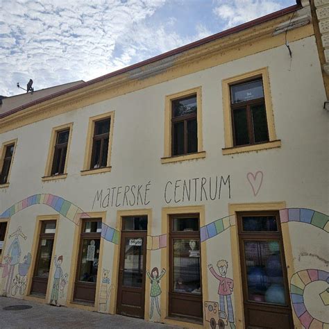 Materské centrum s hrajúcimi sa deťmi