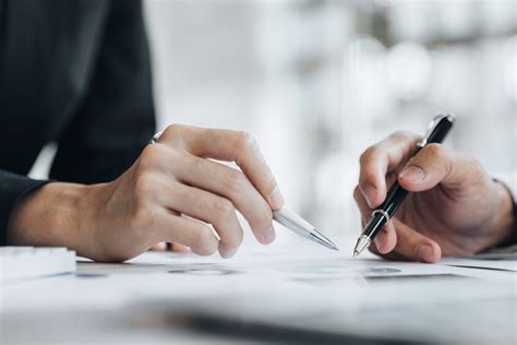 Zamestnanec podpisuje pracovnú zmluvu