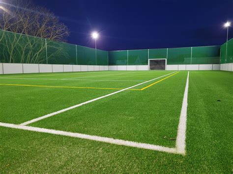 Futbalové ihrisko pre zrakovo postihnutých s mantinelmi a zvukovou loptou