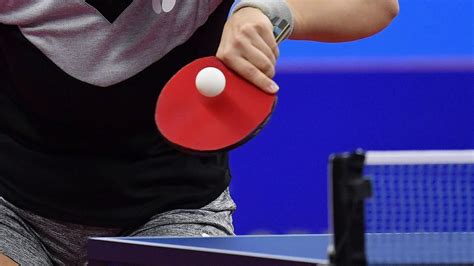 Športovec hrajúci stolný tenis