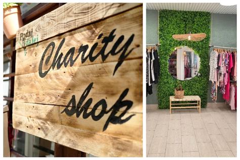 Interiér charity shopu s rôznorodým tovarom