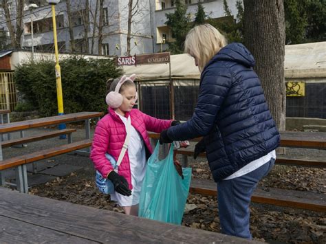Dobrovoľníci pomáhajú v Dome Charity