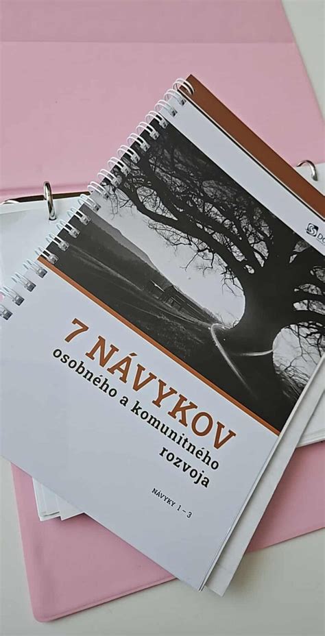 Ilustrácia rodiny a opatrovateľky pri prvom stretnutí