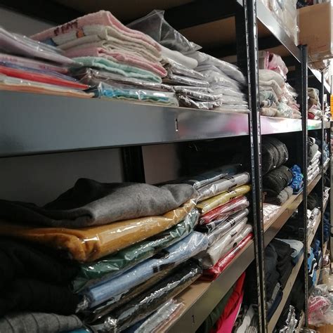 Triedený textil a obuv pripravené na distribúciu