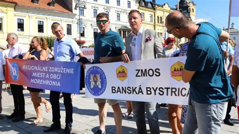 Protestné zhromaždenie pred úradom Trnavského samosprávneho kraja