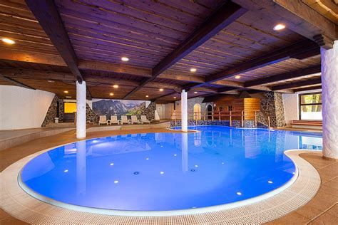 Fotografia interiéru wellness centra s bazénom a saunou