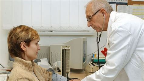 Nemocničné prostredie s vyobrazením zdravotníckeho personálu