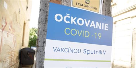 Senior dostávajúci očkovaciu vakcínu