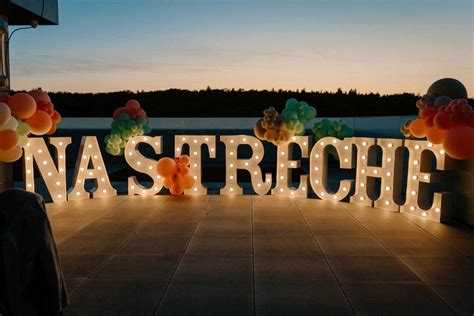 Osoba s bezpečnostným postrojom na streche