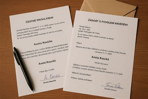 Zmluvné dokumenty a pero