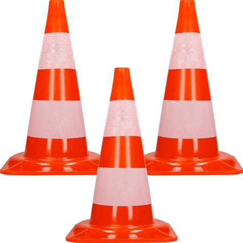 Dopravné kužele umiestnené na ceste