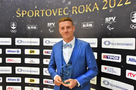 Športovec s farebnými tejpmi