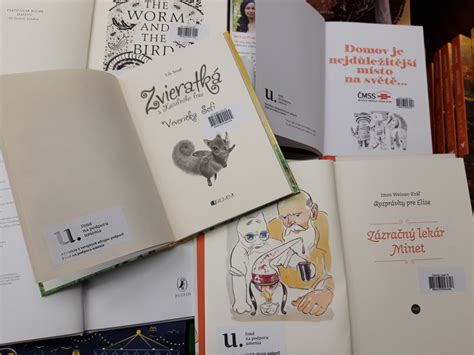 Detský čitateľ s lupou a knihou