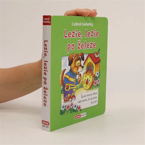 Dieťa lezie po mäkkom rehabilitačnom povrchu s terapeutom.