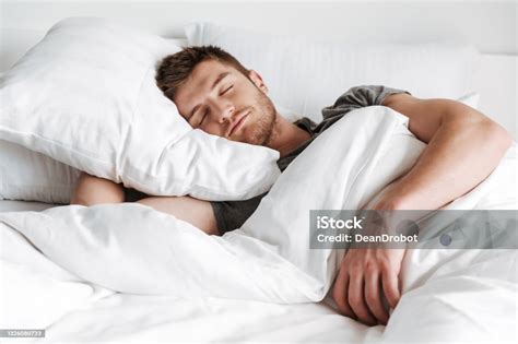 Senior spí v posteli