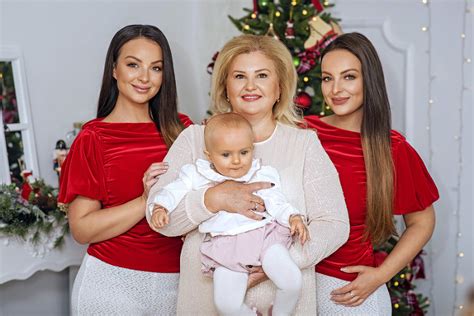 Fotografia šťastnej matky s deťmi, symbolizujúca nový začiatok