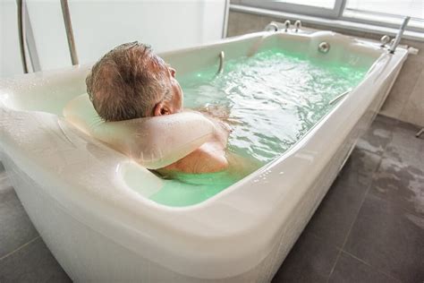 Seniorka relaxujúca vo vani