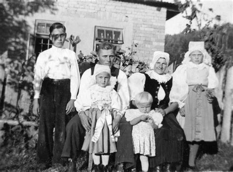 Stará rodinná fotografia pred a po reštaurovaní