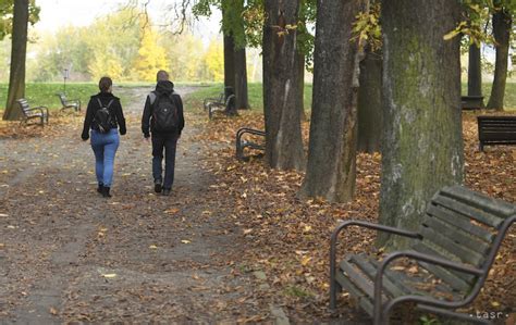 Ľudia oddychujúci v mestskom parku