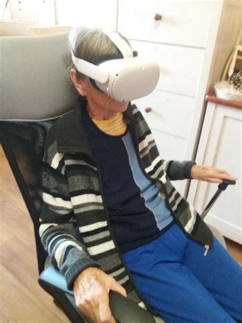 Senior využívajúci virtuálnu realitu