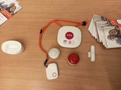 Seniori využívajúci inteligentnú domácu asistenciu